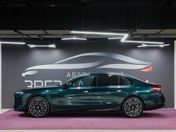 2026 BMW 7 серии 740 xDrive VII (G70) Рестайлинг, зелёный, 27790000 рублей - вид 1