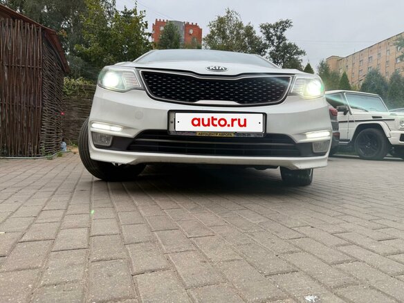 2015 Kia Rio III Рестайлинг, белый, 980000 рублей - вид 4