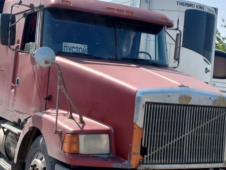 1996 Volvo VNL, красный, 2000000 рублей, вид 1