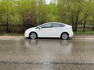 2011 Toyota Prius III Рестайлинг (XW30), белый, 1050000 рублей, вид 4