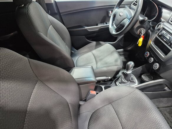 2017 Kia Rio III Рестайлинг, серебристый, 820000 рублей - вид 12