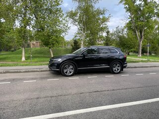 2018 Volkswagen Touareg III, чёрный, 5300000 рублей, вид 4