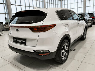 2021 Kia Sportage IV Рестайлинг, белый, 1750000 рублей, вид 5