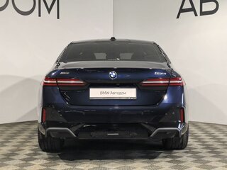 2025 BMW 5 серии Long 530Li xDrive VIII (G60/G61/G68), чёрный, 8690000 рублей, вид 4