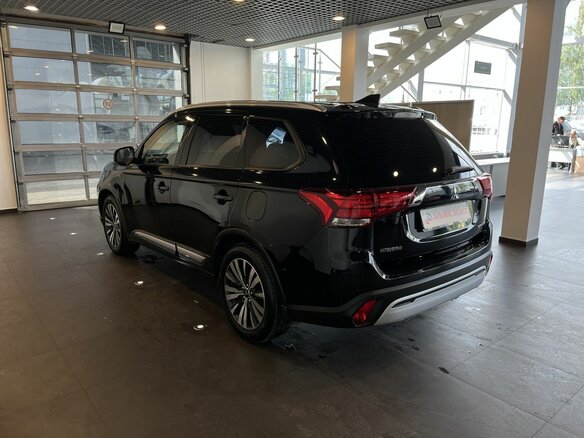 2018 Mitsubishi Outlander III Рестайлинг 3, чёрный, 1890000 рублей - вид 4