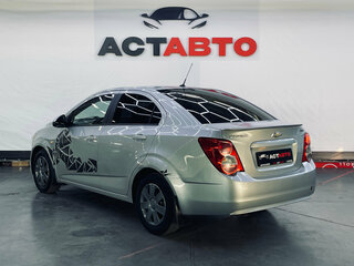 2013 Chevrolet Aveo II, серебристый, 400000 рублей, вид 4