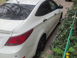2014 Hyundai Solaris I Рестайлинг, белый, 800000 рублей, вид 3