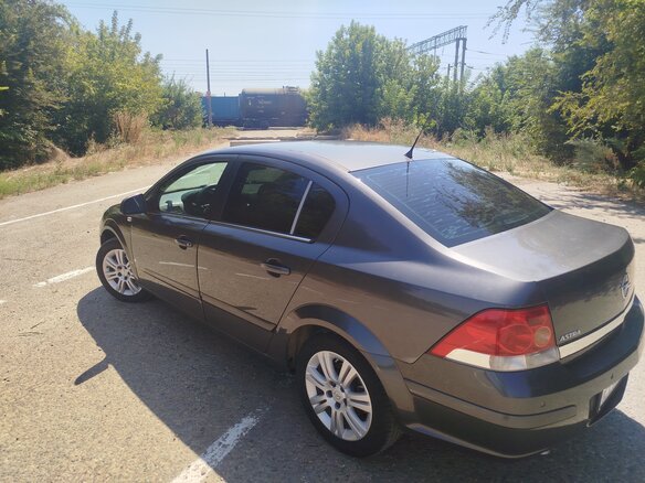 2011 Opel Astra H Рестайлинг, серый, 700000 рублей - вид 2