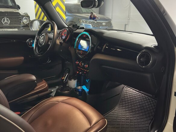 2021 Mini Hatch Cooper III (F55/F56) Рестайлинг, белый, 2600000 рублей - вид 7