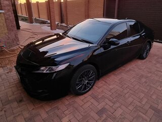 2020 Toyota Camry VIII (XV70), чёрный, 3500000 рублей, вид 2