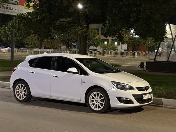 2013 Opel Astra J Рестайлинг, белый, 720000 рублей - вид 9