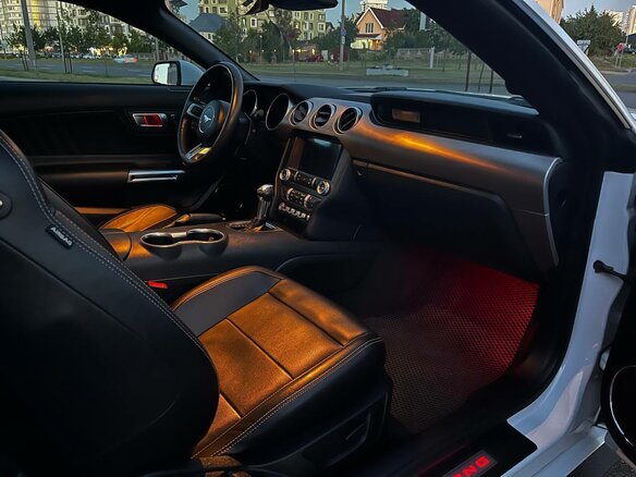 2022 Ford Mustang VI Рестайлинг, белый, 3900000 рублей - вид 12