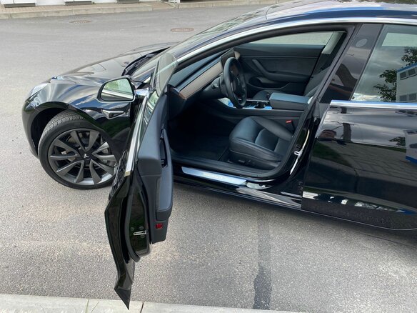 2018 Tesla Model 3 Mid Range I, чёрный - вид 3