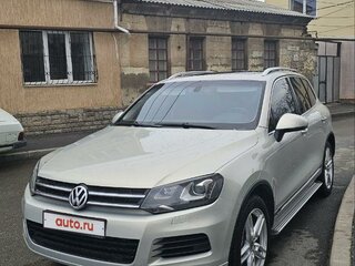 2011 Volkswagen Touareg II, серебристый, 2400000 рублей, вид 2