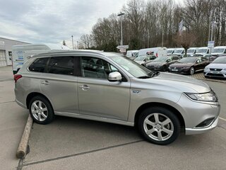 2019 Mitsubishi Outlander PHEV III Рестайлинг 3, серебристый, 4500000 рублей, вид 4