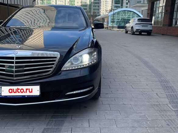 2009 Mercedes-Benz S-Класс 500 Long V (W221) Рестайлинг, чёрный, 1800000 рублей - вид 3