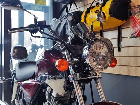 2024 Honda Shadow 150, пурпурный, 279900 рублей, вид 5