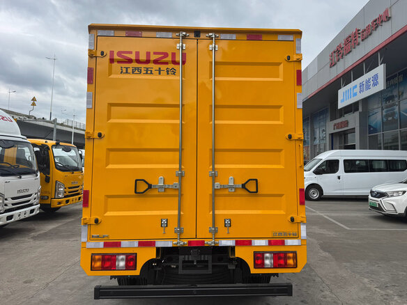2026 Isuzu Elf (N-series), золотистый, 4650000 рублей - вид 3