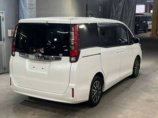 2015 Toyota Noah III (R80), белый, 2300000 рублей, вид 4