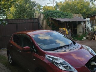2012 Nissan Leaf I (ZE0/AZE0), красный, 1100000 рублей, вид 3