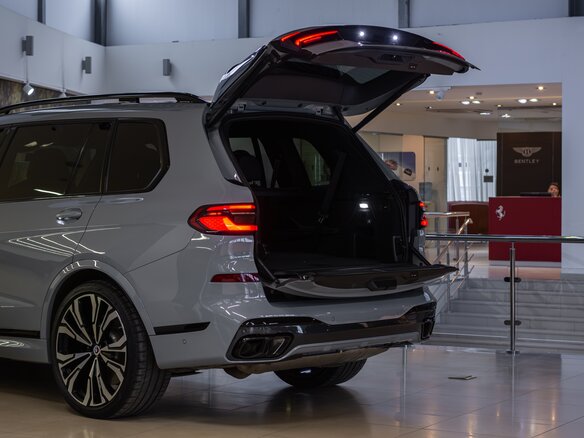 2022 BMW X7 M60i I (G07) Рестайлинг, серый - вид 7