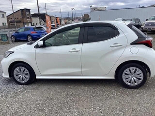 2024 Toyota Yaris IV, белый, 896002 рублей, вид 4