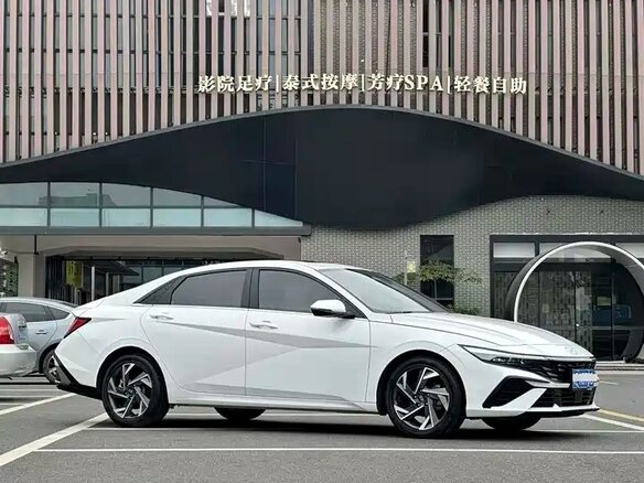 2023 Hyundai Elantra VII (CN7) Рестайлинг, белый - вид 2