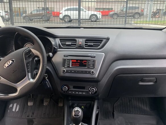 2015 Kia Rio III Рестайлинг, белый, 900000 рублей - вид 6