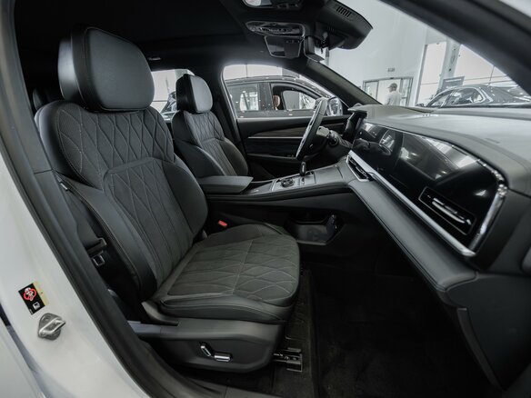 2026 Geely Monjaro I Рестайлинг, белый - вид 14
