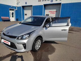 2019 Kia Rio IV, серебристый, 1110000 рублей, вид 2
