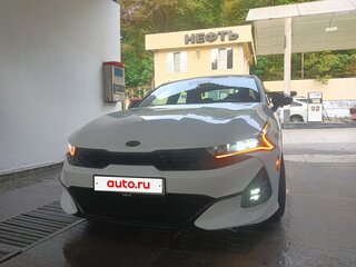 2021 Kia K5 III, белый, 3100000 рублей, вид 1
