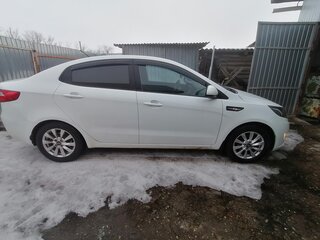 2013 Kia Rio 5-speed III, белый, 985000 рублей, вид 4