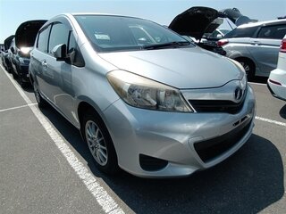 2012 Toyota Vitz III (XP130), серебристый, 590000 рублей, вид 2
