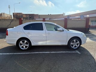 2012 Skoda Octavia II (A5) Рестайлинг, белый, 900000 рублей, вид 3