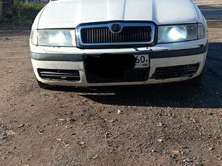 2002 Skoda Octavia I (A4) Рестайлинг, белый, 380000 рублей, вид 2