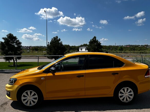 2017 Volkswagen Polo V Рестайлинг, жёлтый, 395000 рублей - вид 7