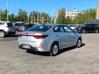 2021 Kia Rio IV Рестайлинг, серебристый, 1575500 рублей, вид 5
