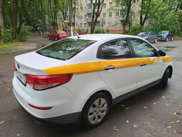 2016 Kia Rio III Рестайлинг, белый, 420000 рублей - вид 3
