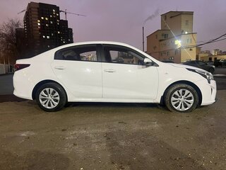 2021 Kia Rio IV Рестайлинг, белый, 950000 рублей, вид 5