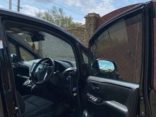 2018 Toyota Voxy III (R80) Рестайлинг, чёрный, 2390000 рублей, вид 3