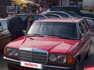 1981 Mercedes-Benz W123 230, красный, 2800000 рублей, вид 1