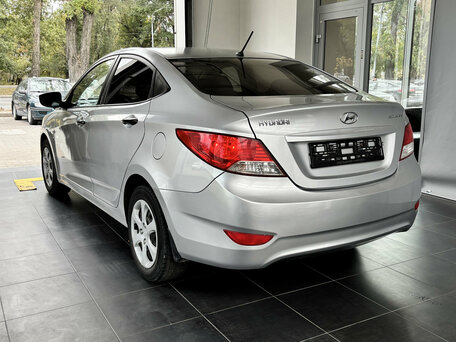 2014 Hyundai Solaris I, серебристый, 900000 рублей, вид 4