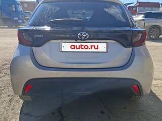2021 Toyota Yaris IV, серебристый, 1170000 рублей, вид 5