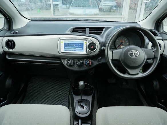 2012 Toyota Vitz III (XP130), серый, 810000 рублей - вид 20