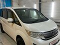 2016 Honda Stepwgn V, белый, 1750000 рублей - вид 2
