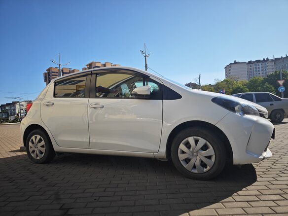 2016 Toyota Vitz III (XP130) Рестайлинг, белый, 900000 рублей