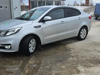2015 Kia Rio III Рестайлинг, серебристый, 550000 рублей, вид 1