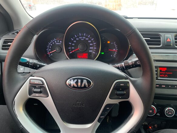2017 Kia Rio III Рестайлинг, серый, 1010000 рублей - вид 3