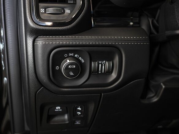 2026 Ram 1500 Crew Cab V Рестайлинг, чёрный - вид 11