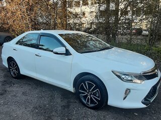 2017 Toyota Camry VII (XV50) Рестайлинг 2, белый, 2345000 рублей, вид 3